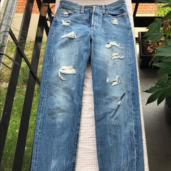 Levi’s straight leg, slight high rise, distressed jeans - Picture 2 of 10